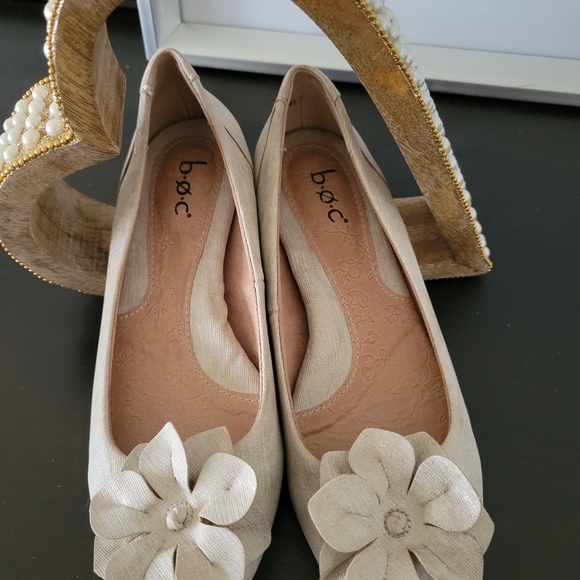 B.O.C. Born Cream Gold Ballet Slip On with Flower - Picture 3 of 4